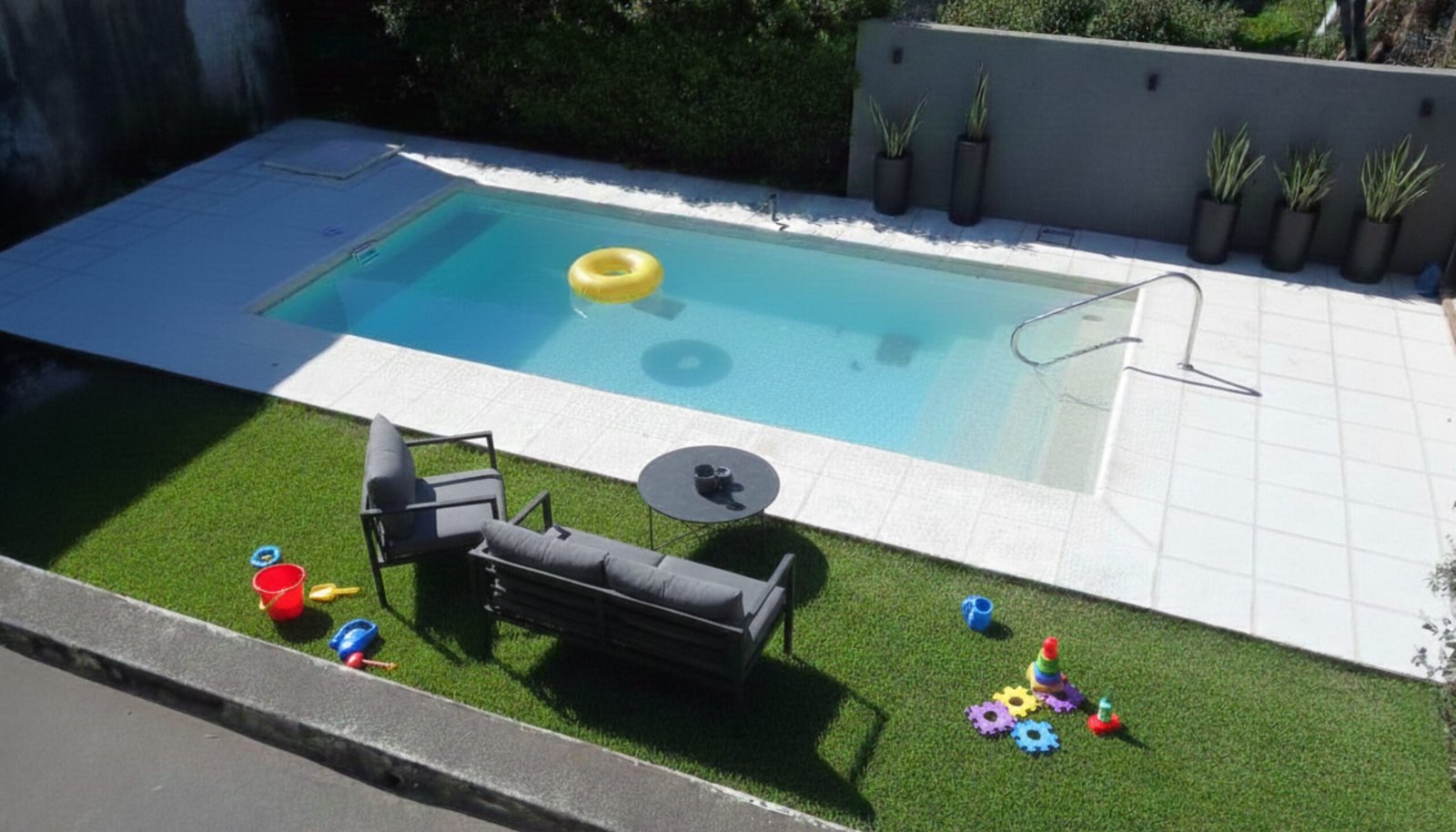 Piscina de fibra de vidrio Lagoon modelo 7350 instalada en un patio