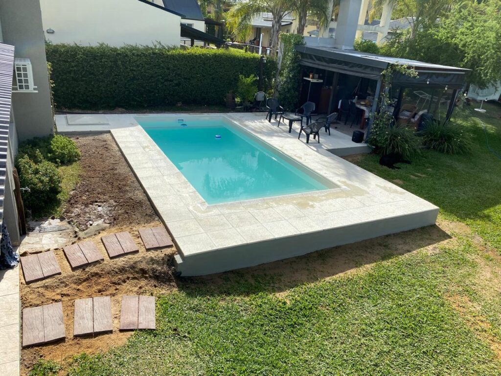 Piscina de Fibra de Vidrio Modelo 6300 (1)
