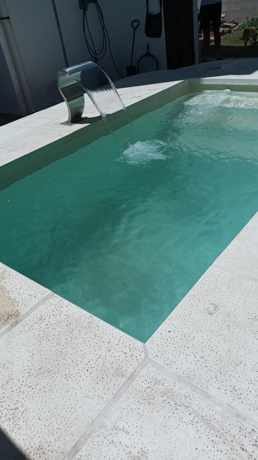 Piscina de fibra Lagoon instalada en la casa de un cliente en Nogoyá