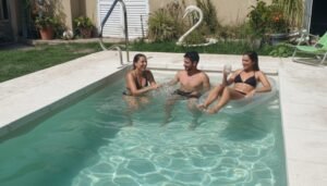 Piscina de fibra de vidrio Lagoon modelo 4242 (4x2,4 m) en su entorno