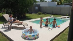 Piscina de fibra de vidrio Lagoon modelo 5300 (5x3 m) con niños jugando