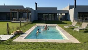 Piscina de fibra de vidrio Lagoon modelo 6300 (6x3 m) con juegos infantiles