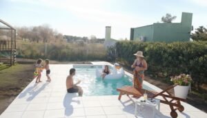 Piscina de fibra de vidrio Lagoon modelo 6300 (6x3 m) en su entorno