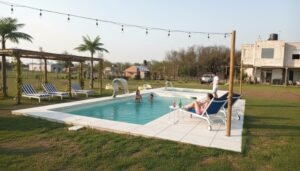 Piscina de fibra de vidrio Lagoon modelo 7350 (7x3,5 m) en su entorno