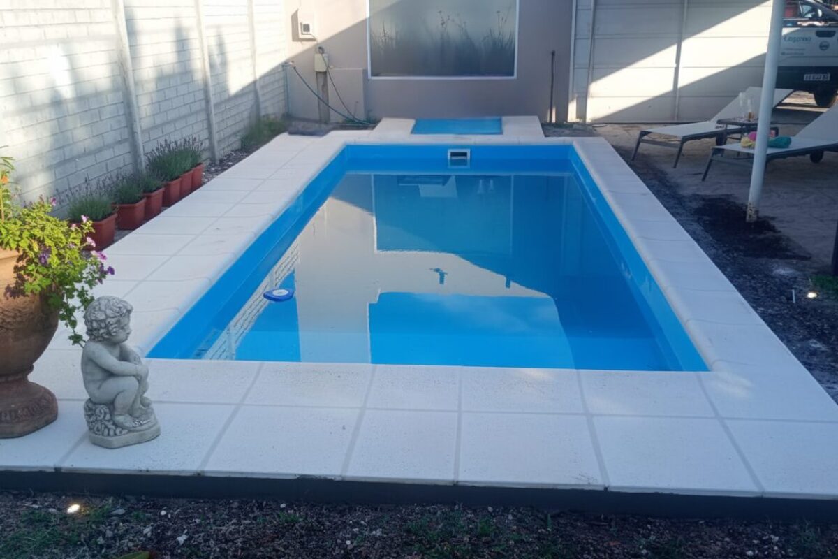 Modelo 6530 con playa celeste borde ballena